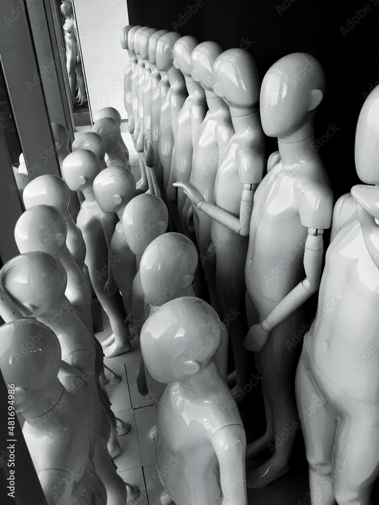 Obraz premium Mannequins standing in a row