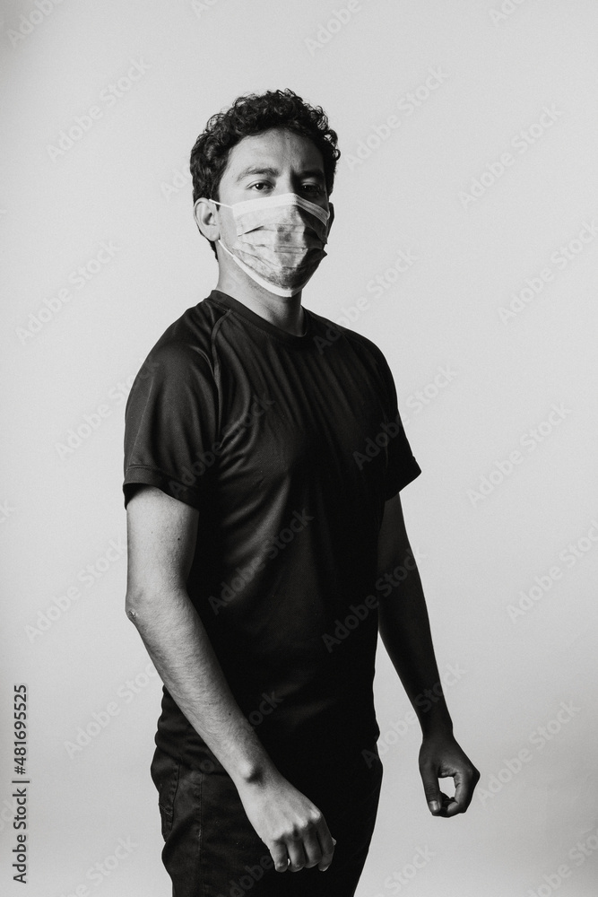 Modelo hombre con cubrebocas blanco y negro Modelo hombre con cubrebocas blanco y negro