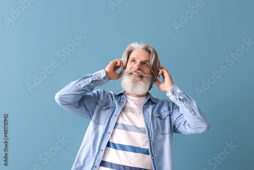 Bearded senior man in headp...