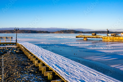 snön har lagt sig på bryggan