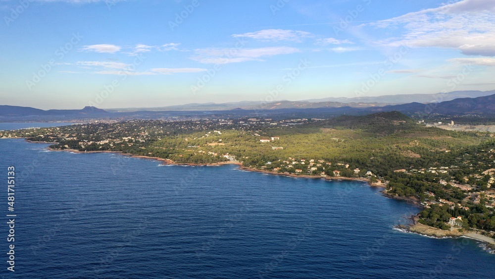Survol de la côte d'Azur entre Sainte-Maxime et Saint Raphaël le long de la french riviera	