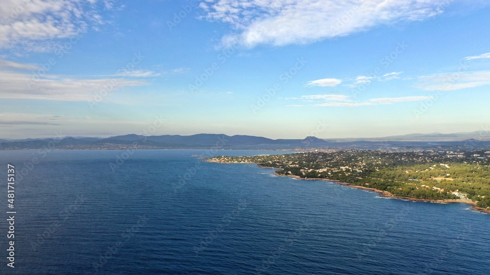 Survol de la côte d'Azur entre Sainte-Maxime et Saint Raphaël le long de la french riviera Survol de la côte d'Azur entre Sainte-Maxime et Saint Raphaël le long de la french riviera
