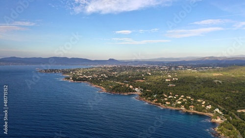 Survol de la côte d'Azur entre Sainte-Maxime et Saint Raphaël le long de la french riviera 
