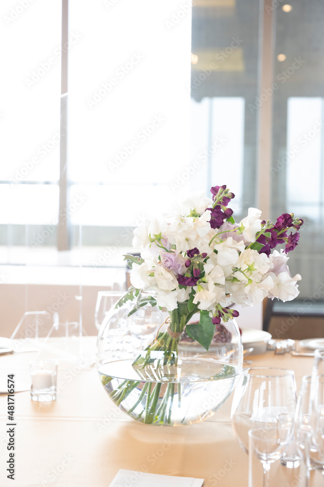 Fashionable table flowers are displayed