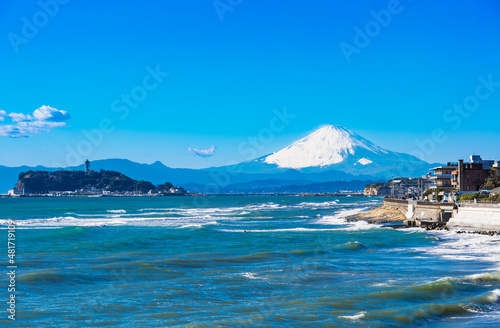 湘南海岸 江の島と富士山