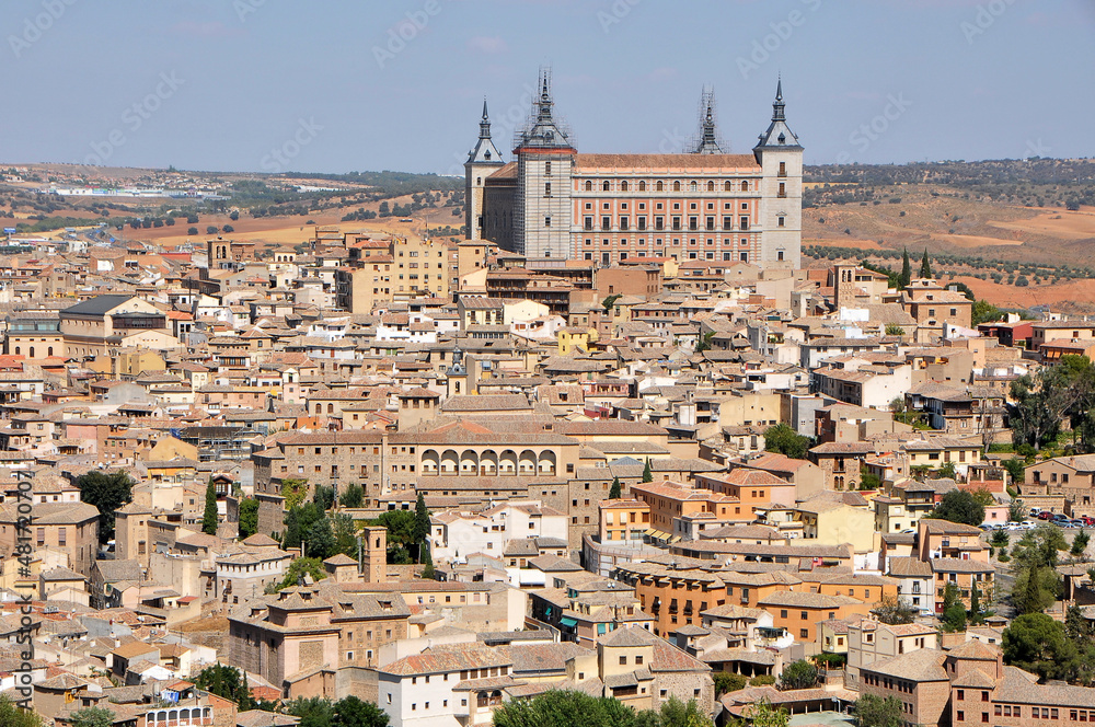 Vista de  la ciudad de Toledo con el edificio del Alcázar, en la región de Castilla - La Mancha, España