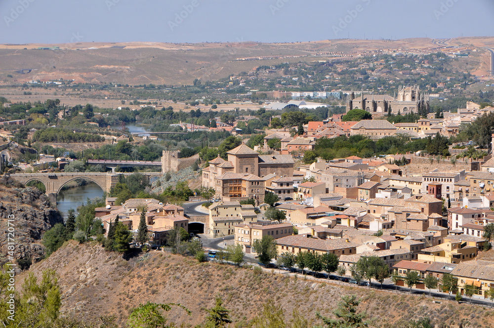 Vista panorámica de  la ciudad de Toledo y sus alrededores, en la región de Castilla - La Mancha, España