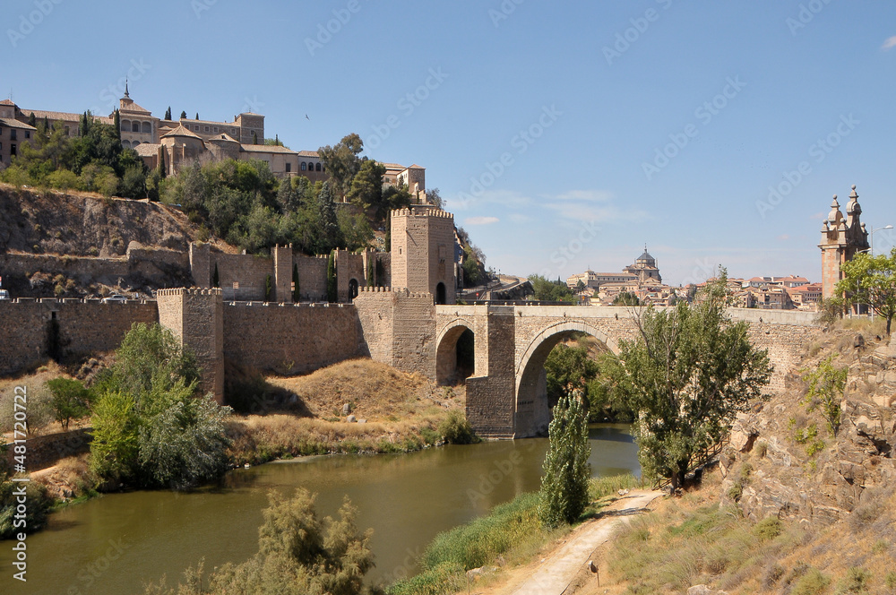 Río Tajo y puente de Alcántara en la ciudad de Toledo, España