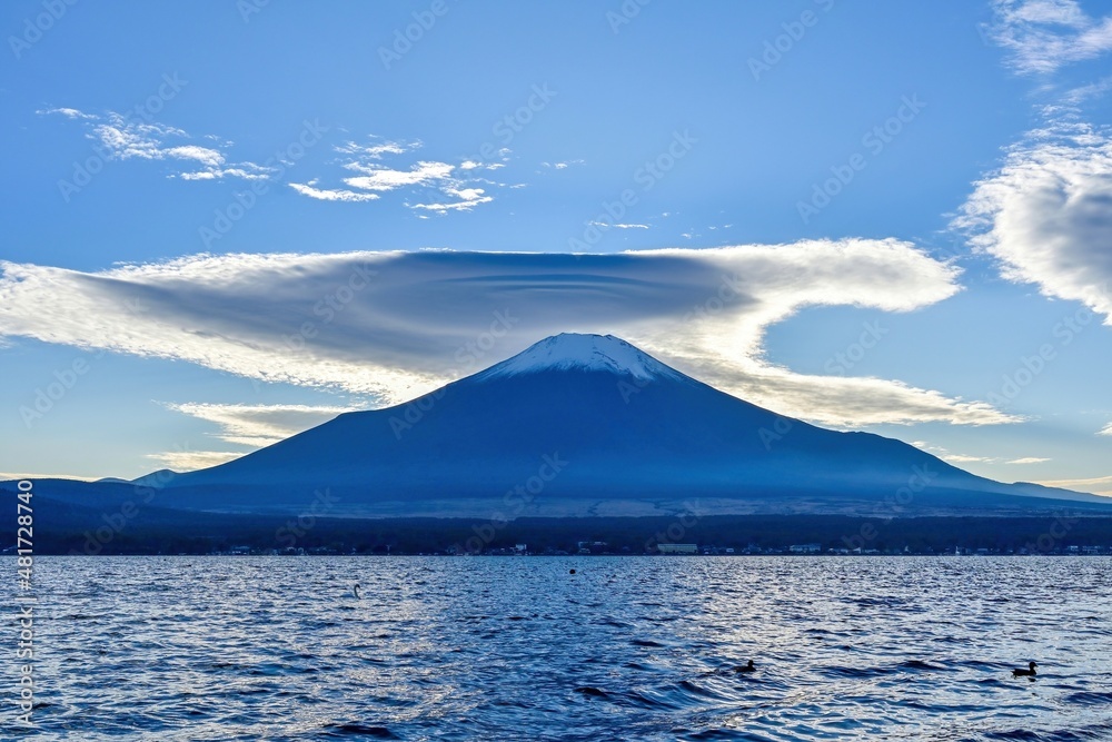 山中湖で見た富士山の上にかかる巨大なレンズ雲の情景＠山梨