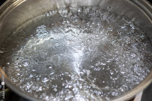 鍋の中で激しく泡立つ水
