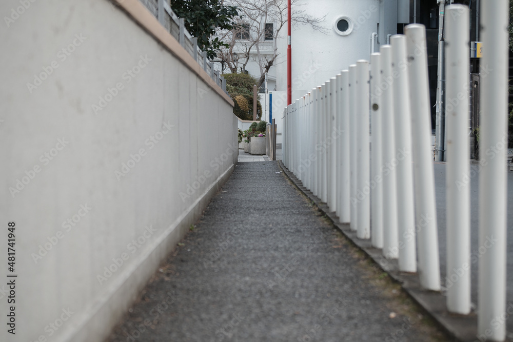 ローアングルで見た狭い歩道と支柱。東京の赤坂6丁目での風景