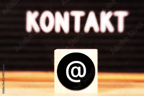 Kontakt und Symbol für eine Email photo