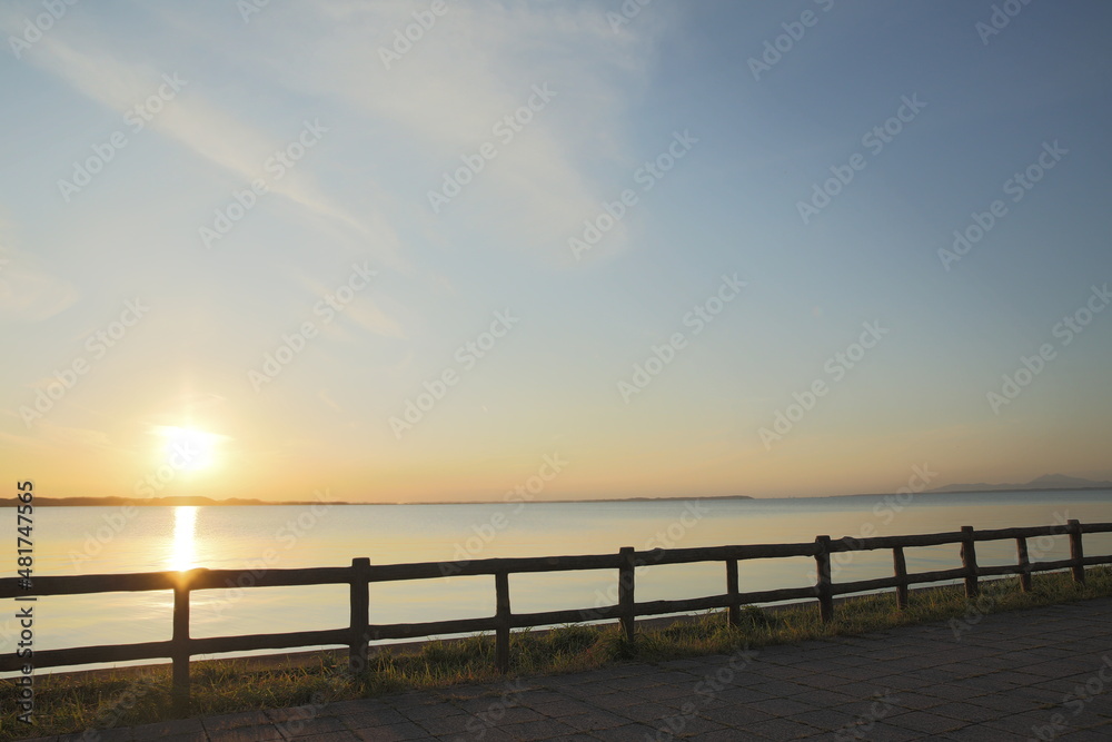Obraz premium 夕日 湖 柵