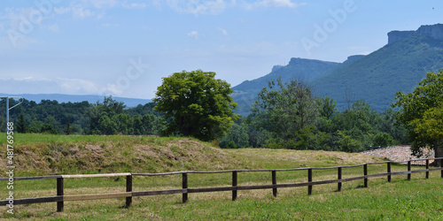 Paisaje de montaña y prados verdes de primavera.