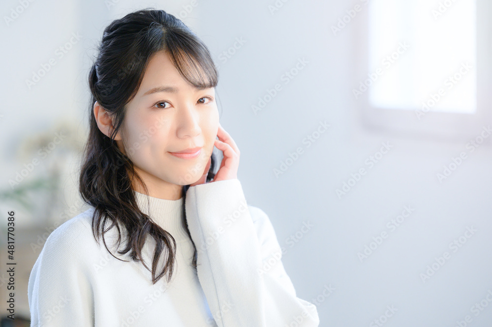 見上げる美しいアジア人(日本人)女性 コピースペースあり 見上げる美しいアジア人(日本人)女性 コピースペースあり