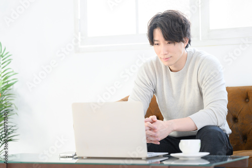 自宅でパソコンをしている男性