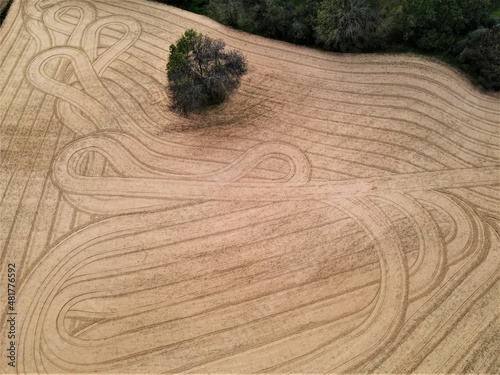 Campo de arado a vista de drone