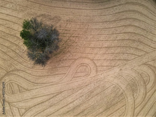 Campo de arado a vista de drone