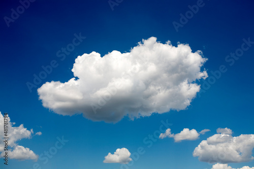 Fotografi Fluffy white clouds in blue sky