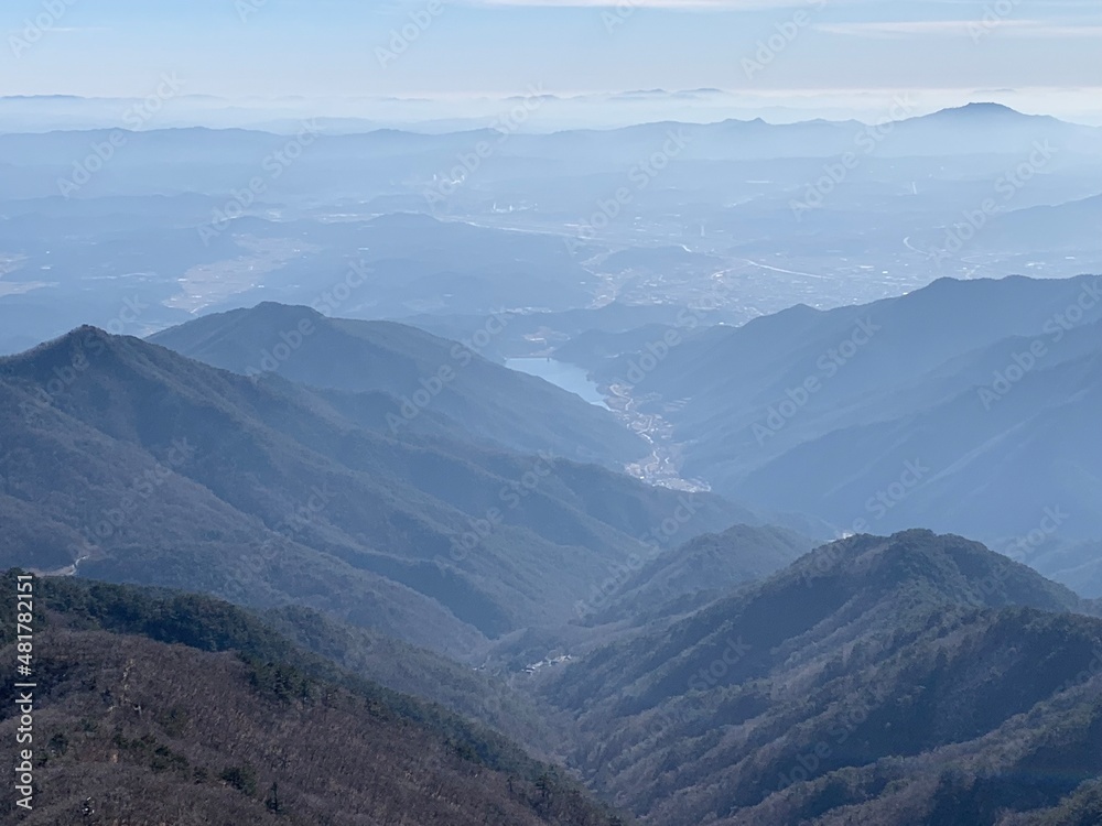 한국 소백산 정상과 능선, 억새 풍경, 등산하는 여자 /  The summit of Sobaeksan Mountain in Korea, ridges, silver grass scenery, and a woman hiking 