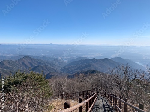 한국 소백산 정상과 능선, 억새 풍경, 등산하는 여자 / The summit of Sobaeksan Mountain in Korea, ridges, silver grass scenery, and a woman hiking 
