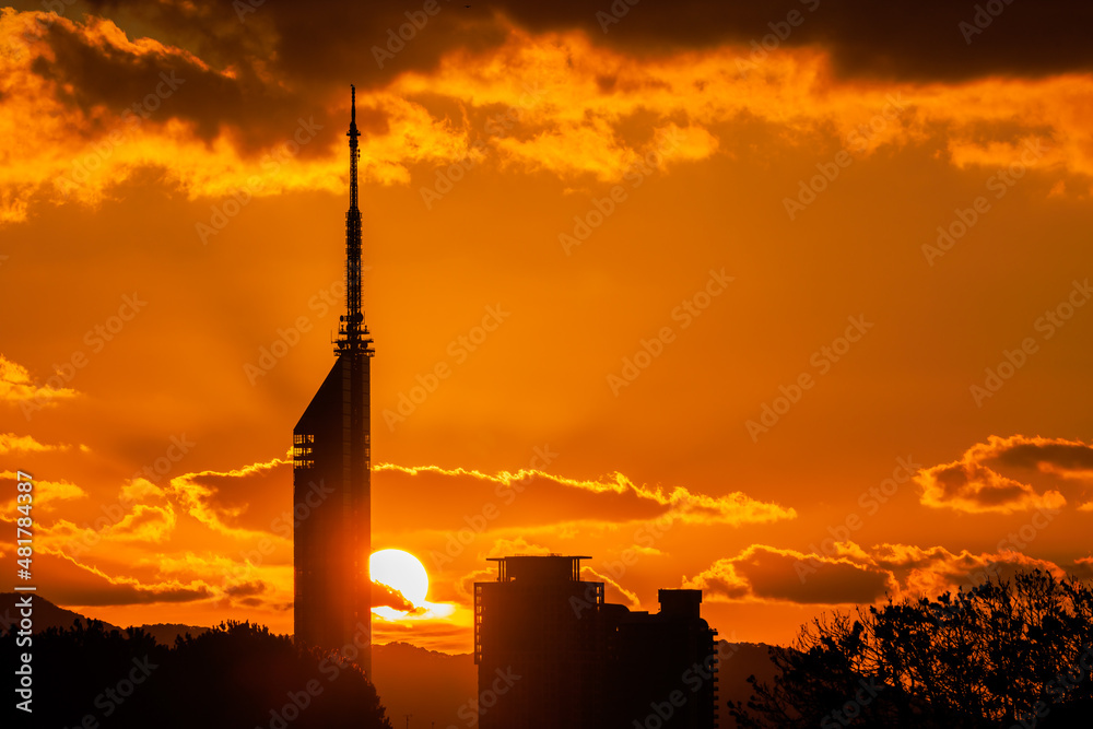 Obraz premium 夕日と福岡タワー