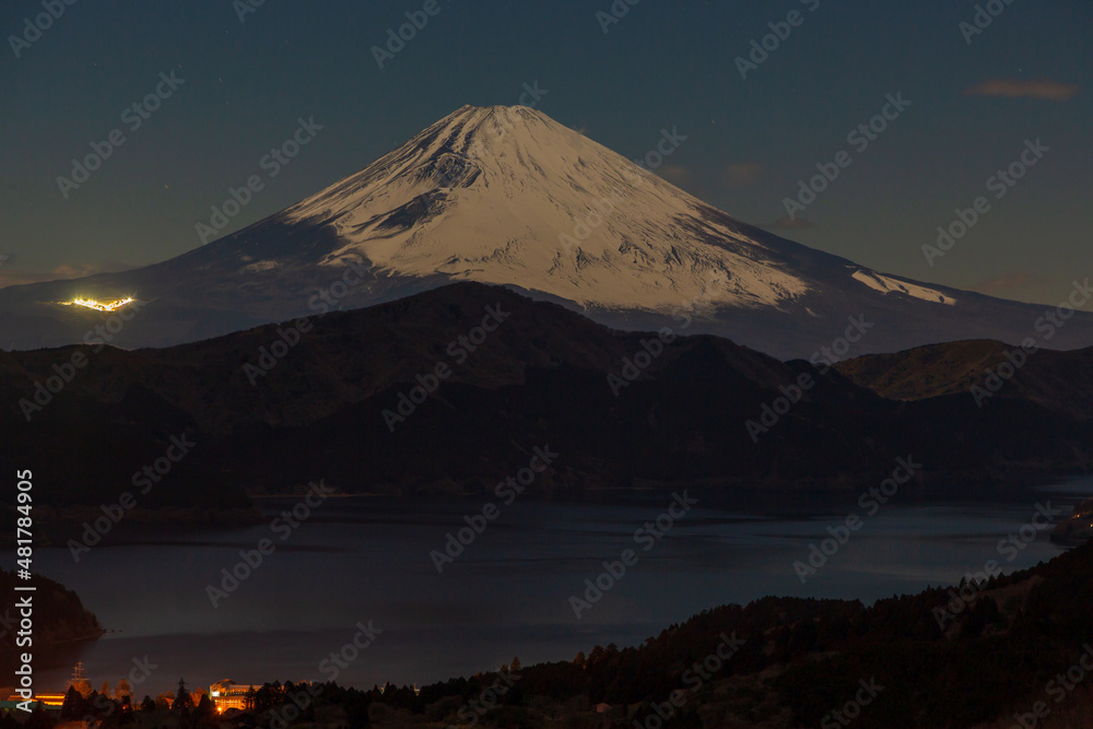 箱根から月光に照らされた芦ノ湖と富士山