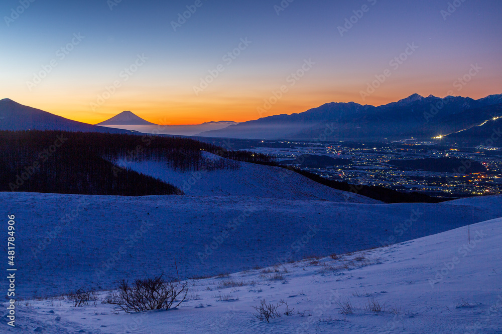 霧ヶ峰高原から夜明けの富士山