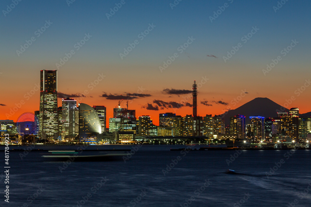 横浜市鶴見区大黒大橋から夕焼けの富士山とみなとみらいの夜景