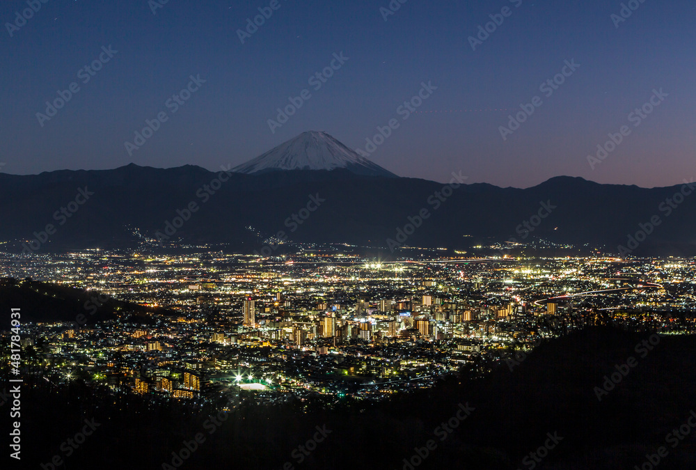 甲府市千代田湖ハイキングコースから甲府市の夜景と富士山のブルーモーメント