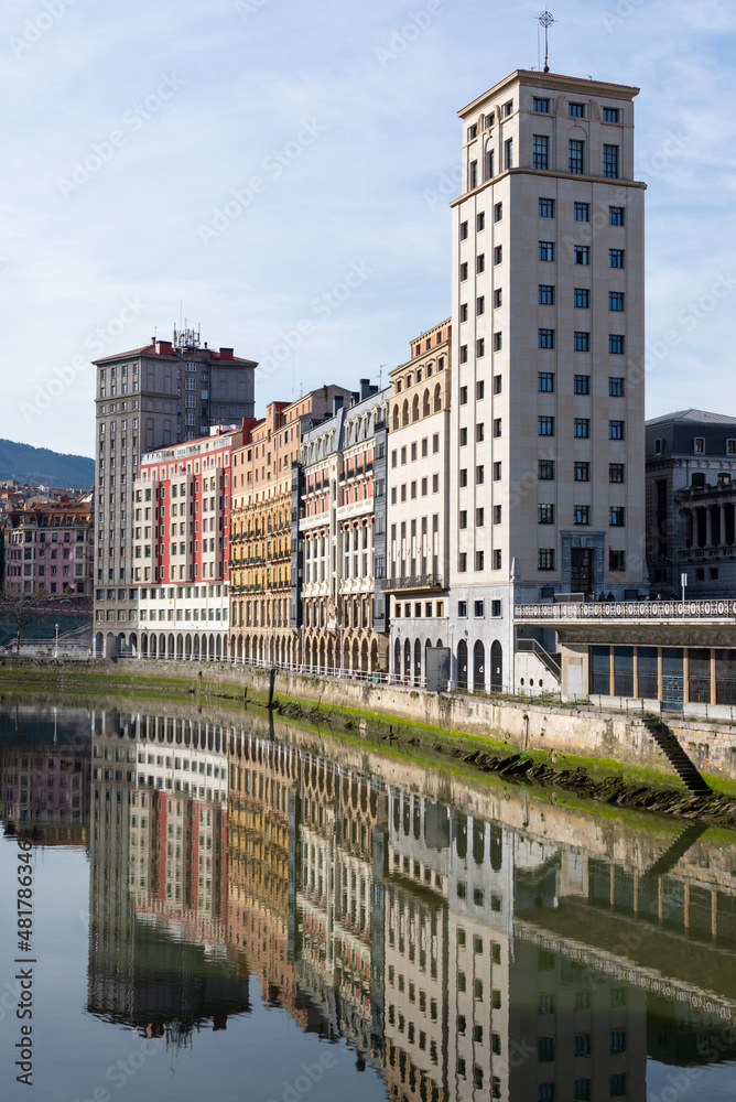 Fachadas de la ría de Bilbao fotografiadas desde el puente del Arenal. Tomada en Bilbao, Vizcaya, en enero de 2022.
