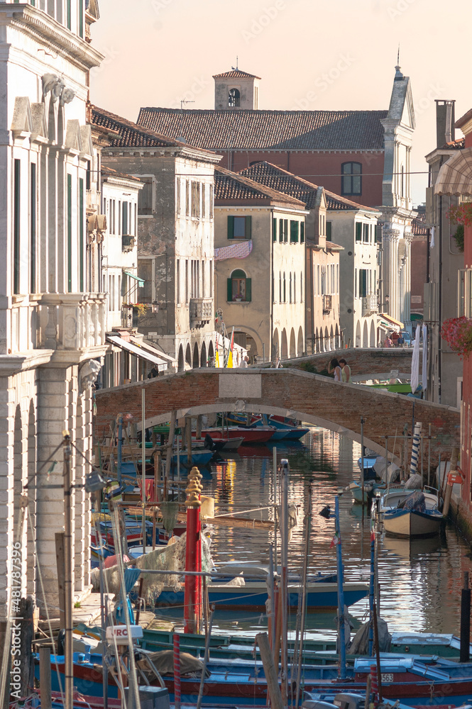 Chioggia, Venezia. Ponto e palazzi di Canal Vena.