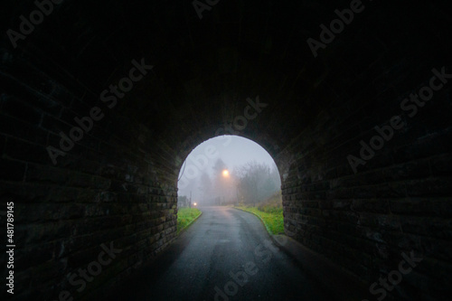 Tunnel dans la brume