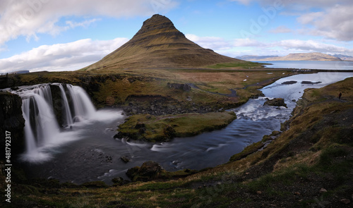 Island  der Kirkjufellsfoss und der Berg Kirkjufell