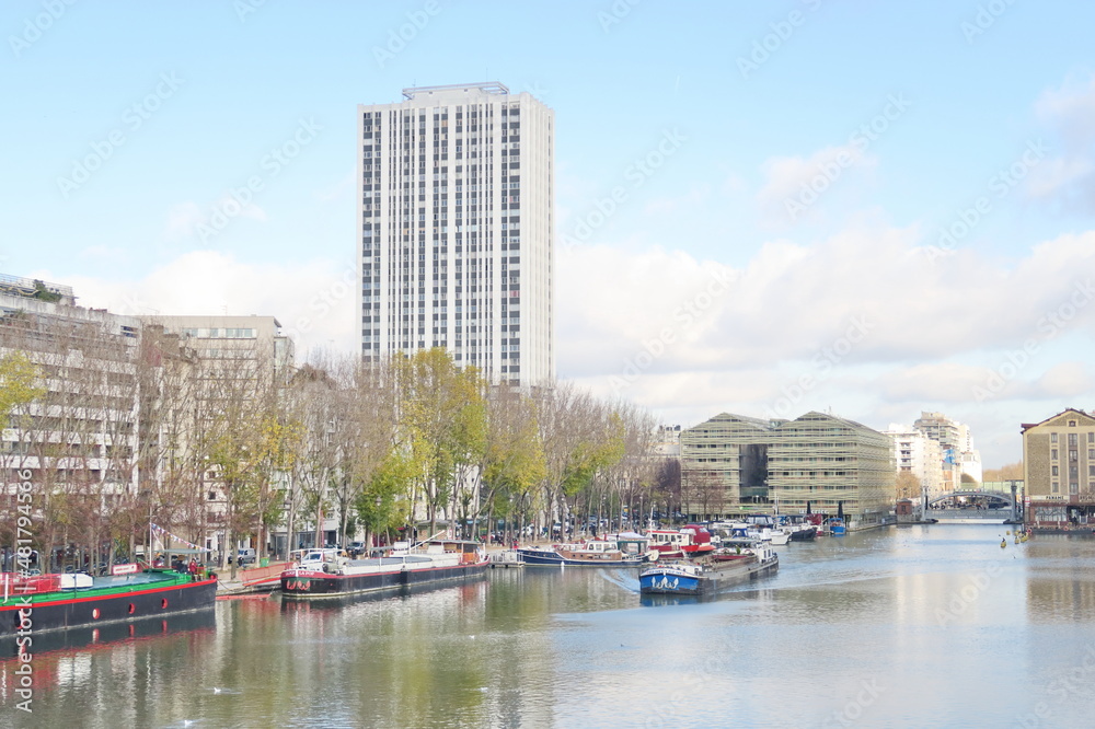 Canal de l'Ourcq. Paris. Immeubles et ciel bleu.