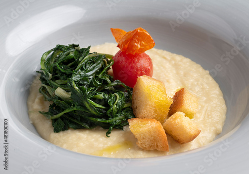 Crostini di pane con purè di fave