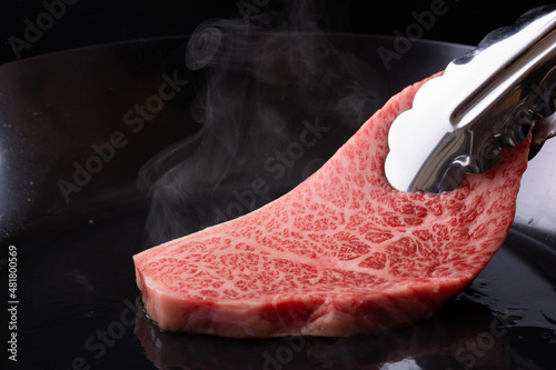 Tableau sur toile 牛肉をフライパンで焼く