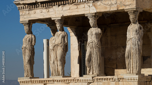 Acrópolis de la ciudad de Atenas. Ruinas, estructuras, columnas y esculturas de la ciudad vieja de Grecia.