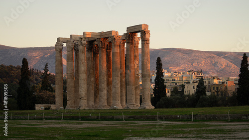 Templo de Zeus olímpico en Atenas al atardecer.