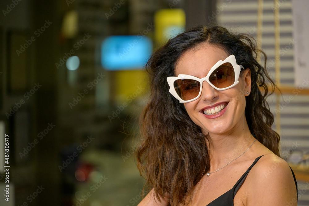 modella occhiali modella occhiali