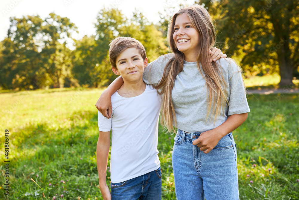 Bruder und Schwester als glückliche Geschwister Bruder und Schwester als glückliche Geschwister