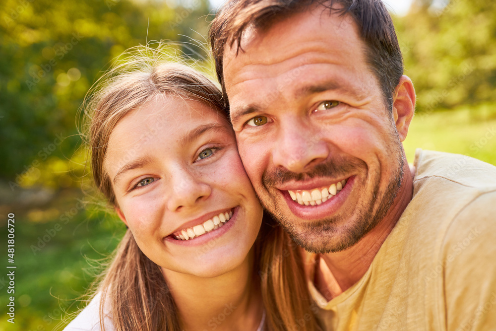 Naklejka premium Vater und Tochter lächeln vertraut und glücklich