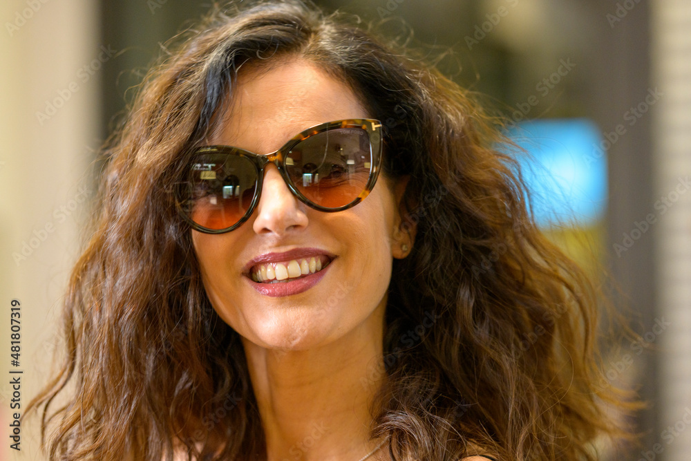 modella occhiali modella occhiali