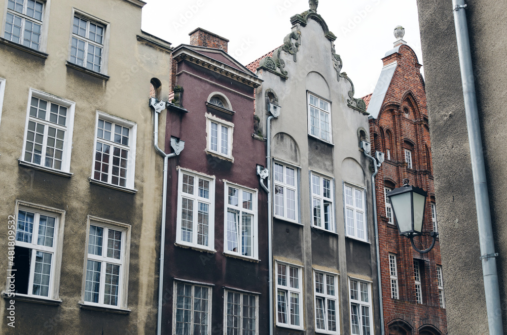 Obraz premium POLAND, GDANSK: Scenic cityscape view of city old center with traditional architecture and cathedral