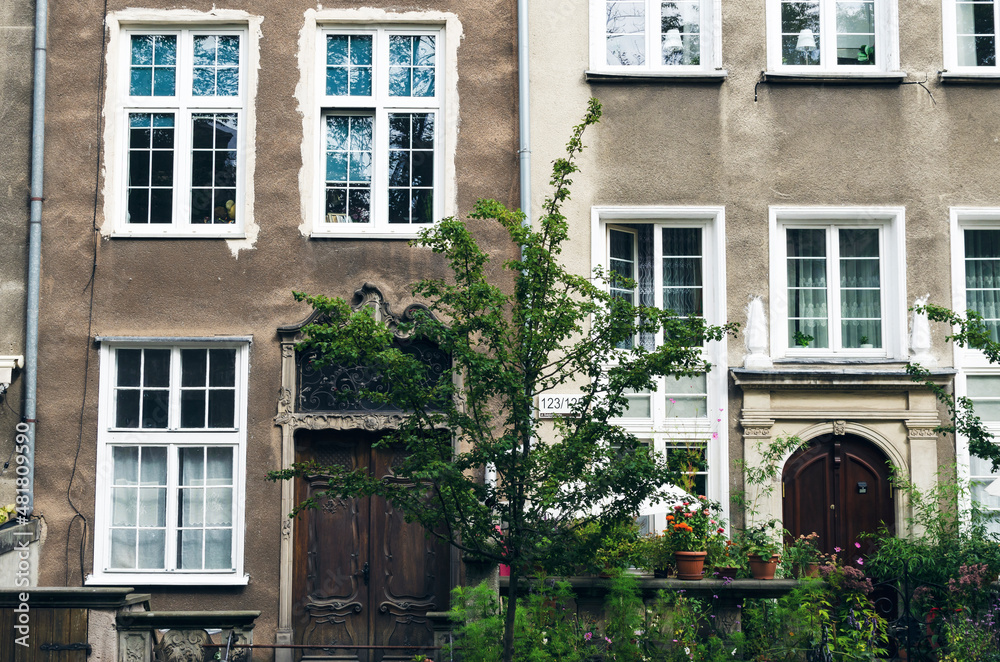 Fototapeta premium POLAND, GDANSK: Scenic cityscape view of city old center with traditional architecture and cathedral