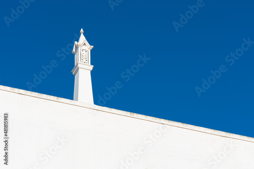 blue sky with a chimney typical of the houses of the Algarve in Portugal Fototapet
