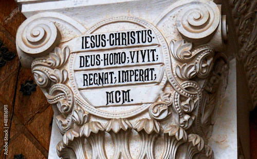 Historical phrase written in Latin on the column of a building