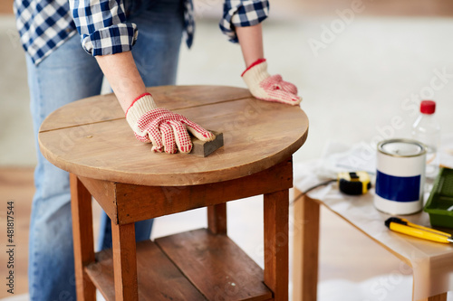 Foto furniture renovation, diy and home improvement concept - close up of woman sandi