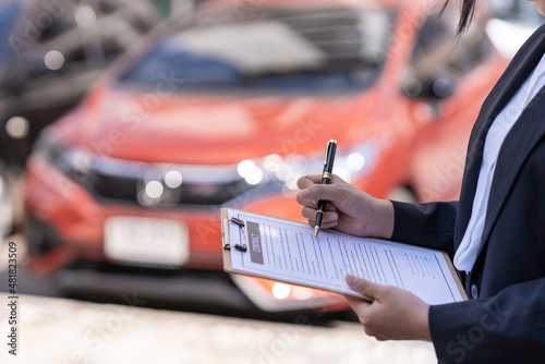 Bild auf Leinwand Insurance officer checking the car after the tenant have signed an auto insuranc