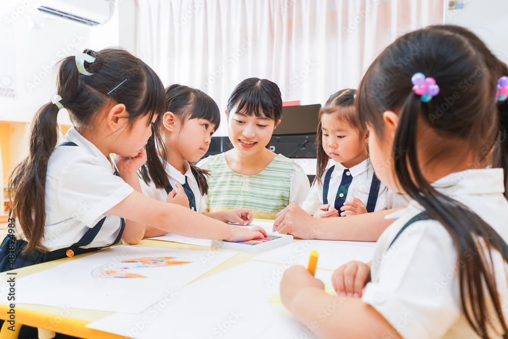 保育園でお絵描きをする子どもたち 保育園でお絵描きをする子どもたち